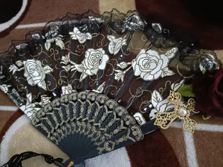 Corsé negro con rosas rojas y abanico