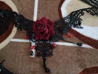 Corsé negro con rosas rojas y abanico