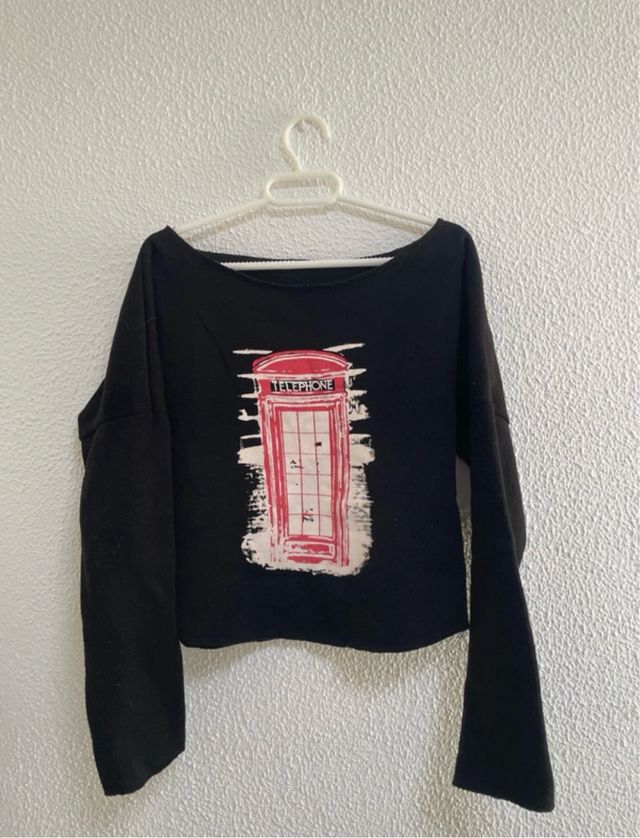 Sudadera negra con estampado de cabina telefónica