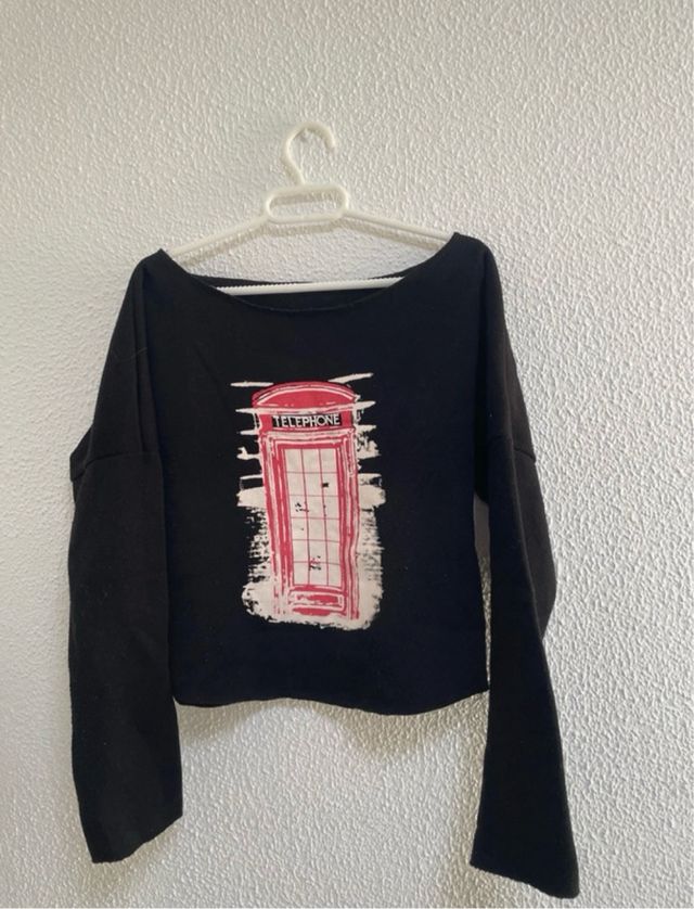 Sudadera negra con estampado de cabina telefónica