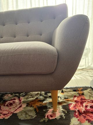 Sofá Retro Gris Tela y Madera