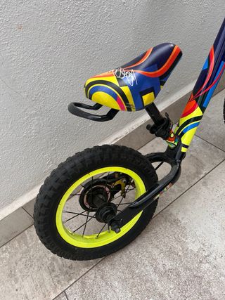 Bicicleta sin pedales version valentino rossi