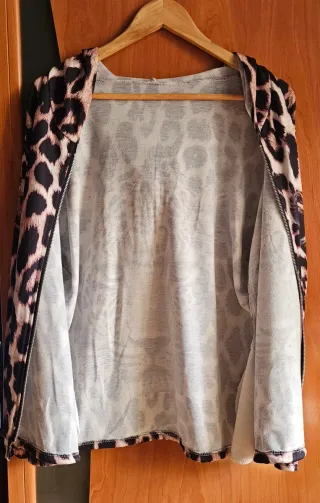 Chaqueta con estampado de leopardo y cremallera