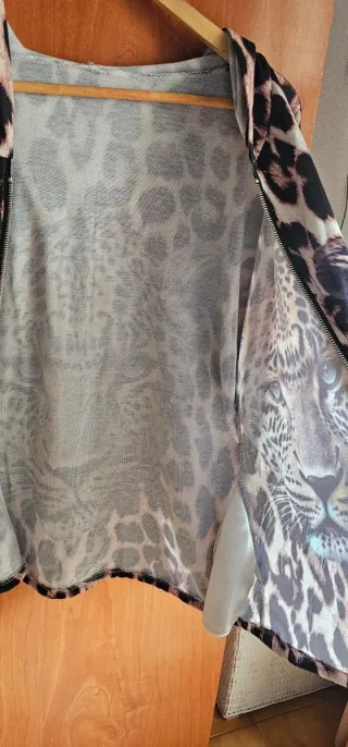 Chaqueta con estampado de leopardo y cremallera
