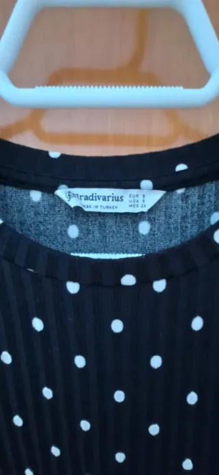 Vestido negro con topos blancos