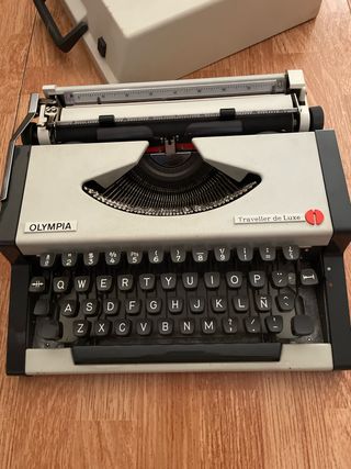 Máquina de escribir Olympia Traveller de Luxe