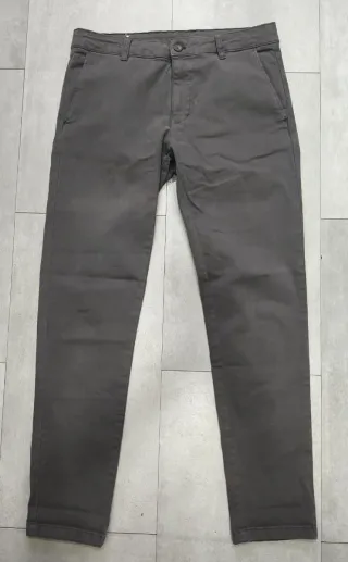 Pantalones corte chino hombre beige oscuro