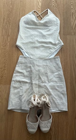 Conjunto body, falda y sandalias beige