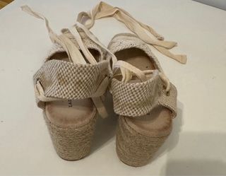 Conjunto body, falda y sandalias beige