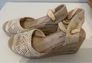 Conjunto body, falda y sandalias beige