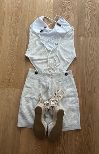 Conjunto body, falda y sandalias beige