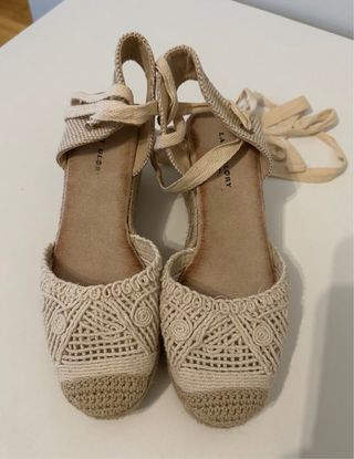 Conjunto body, falda y sandalias beige