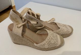 Conjunto body, falda y sandalias beige