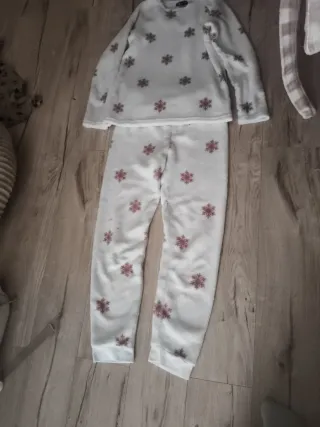 Pijama de invierno con copos de nieve