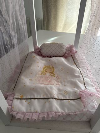 Cuna de madera para muñecas