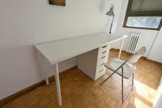 Tavolo da studio Ikea bianco con cassettiera
