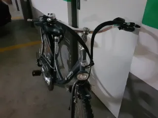Bicicleta eléctrica con soporte