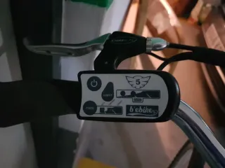 Bicicleta eléctrica con soporte