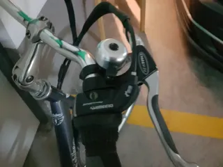Bicicleta eléctrica con soporte