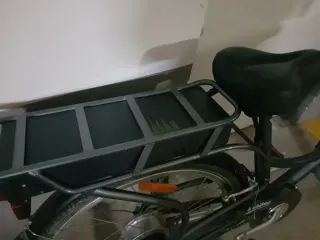 Bicicleta eléctrica con soporte