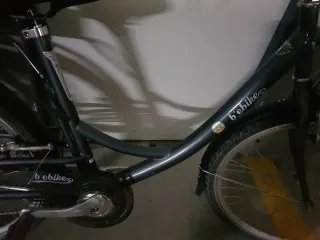 Bicicleta eléctrica con soporte