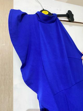 Mono azul con volantes