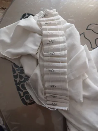 2 Cortinas Blancas con Diseño Rojo