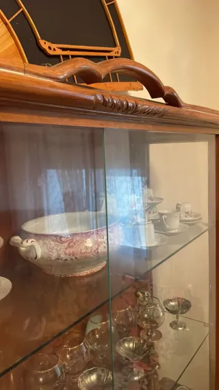 Vitrina antigua de estilo Isabelino