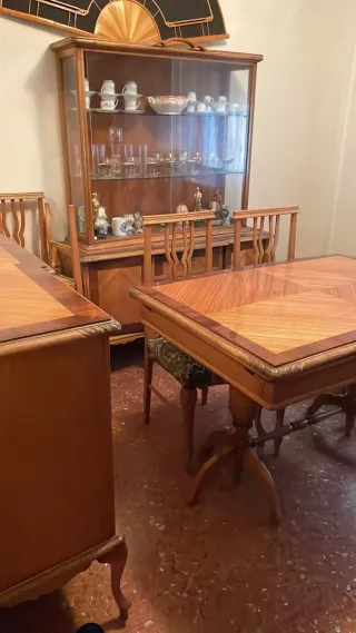 Vitrina antigua de estilo Isabelino