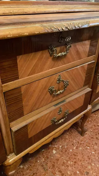 Vitrina antigua de estilo Isabelino