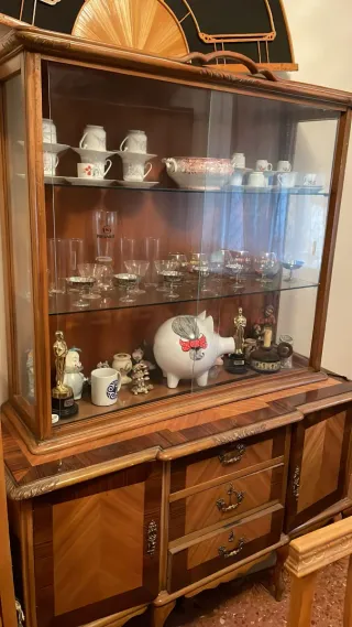 Vitrina antigua de estilo Isabelino