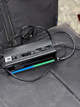 Sedia a rotelle elettrica blu