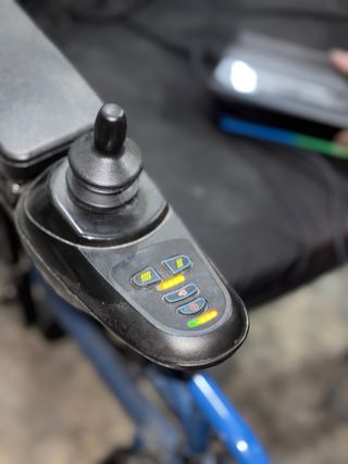 Sedia a rotelle elettrica blu