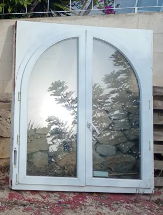 Ventana PVC doble arco buen estado