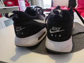 Zapatillas Nike Negras y Blancas