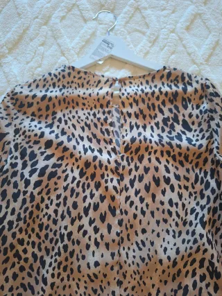 Blusa satinada Mango Talla XS estampado animal