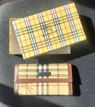 Cartera BURBERRY Cuero Beige. Con caja original