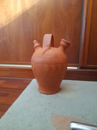 Botijo de barro tradicional