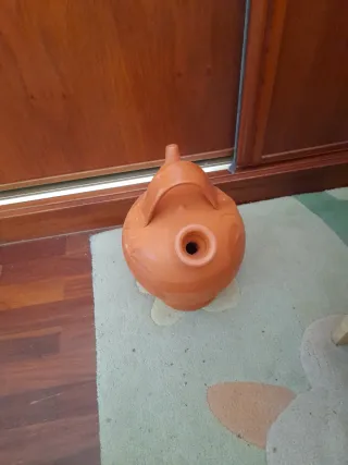 Botijo de barro tradicional