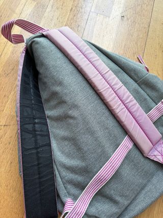 Mochila Eastpak gris y rosa