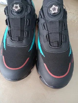 Zapatos de seguridad negros y turquesa