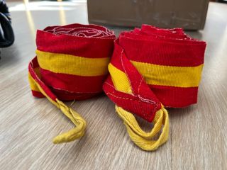 Guantes Boxeo Everlast + Vendas Rojas y Amarillas