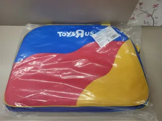 Bolsa de viaje Toys R Us. Nueva, sin estrenar.
