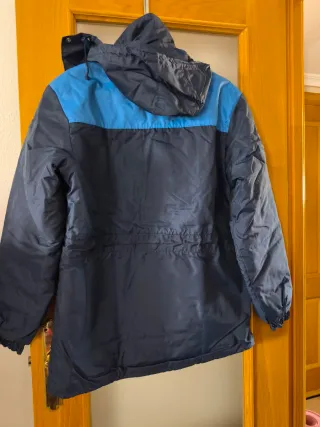 Parka azul con capucha extraible