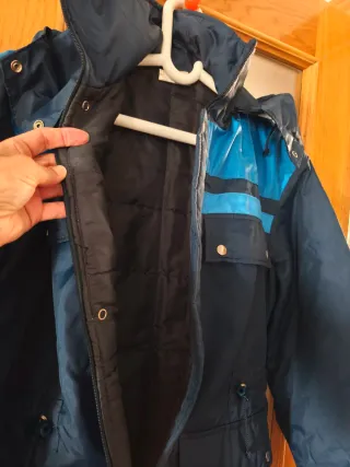 Parka azul con capucha extraible