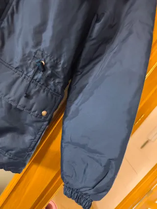 Parka azul con capucha extraible