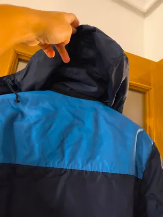 Parka azul con capucha extraible