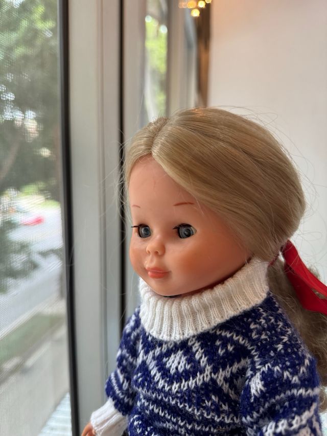 Bambola vintage Famosa con maglia e jeans