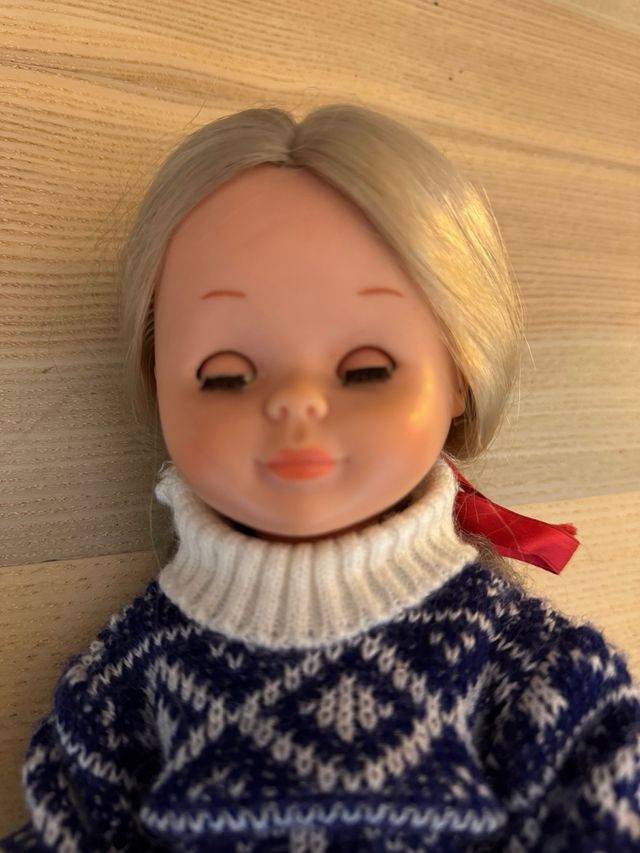 Bambola vintage Famosa con maglia e jeans