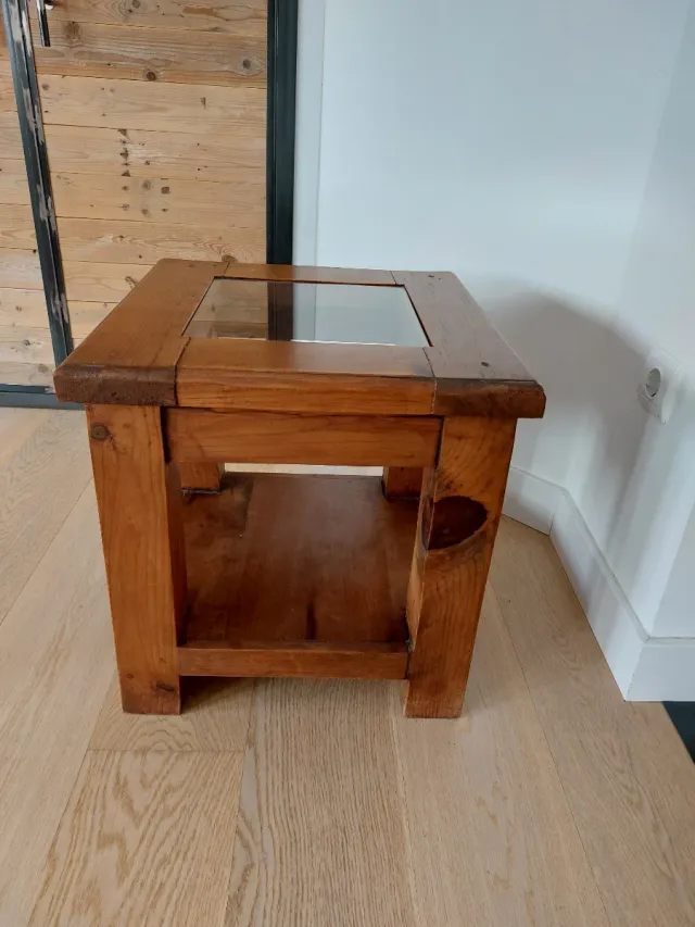 Mesa auxiliar madera maciza y cristal.